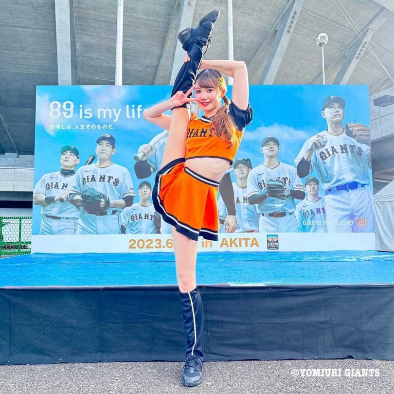 菊池桃子展現招牌動作一字馬。（圖／菊池桃子IG）