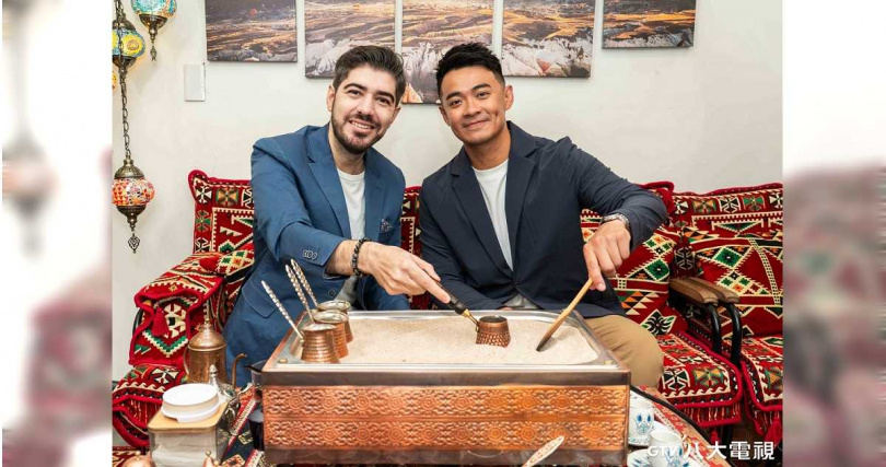 融融（右）將和土耳其友人兼搭檔圖佳一起飛往當地拍攝節目。（圖／八大提供）