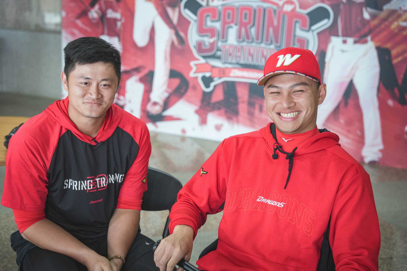 蔣少宏(左)認為選擇手套順眼最重要。(圖/TVBS提供)