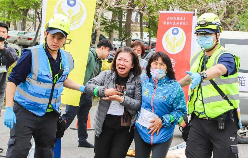 扮演傷患人員專業度破表，痛苦、害怕神情逼真。（圖／嘉義縣政府提供）