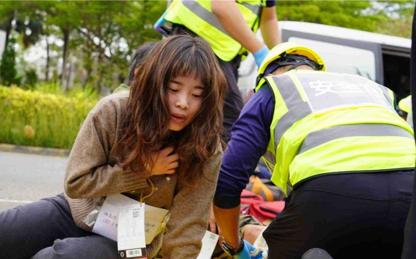 扮演傷患人員專業度破表，痛苦、害怕神情逼真。（圖／嘉義縣政府提供）