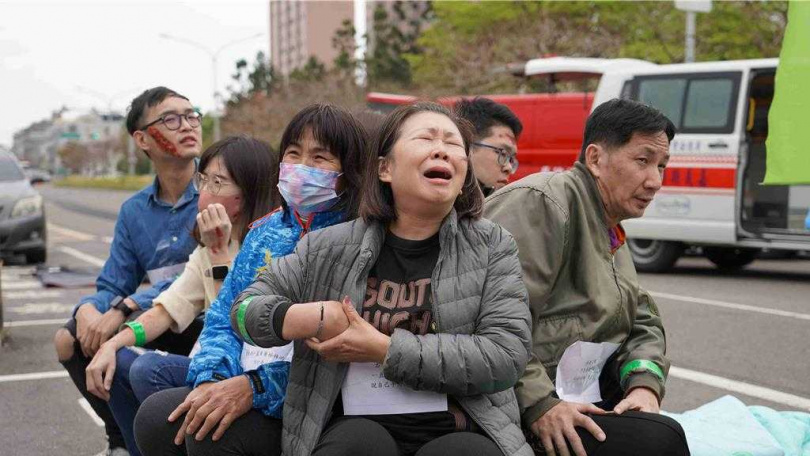 扮演傷患人員專業度破表，痛苦、害怕神情逼真。（圖／嘉義縣政府提供）