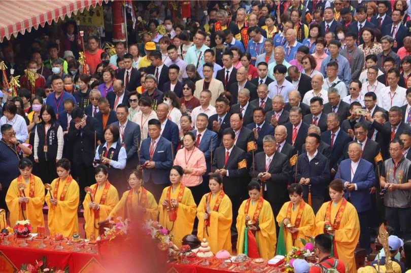 大甲鎮瀾宮媽祖9天8夜遶境進香，今（8日）一早8點重頭戲祝壽大典登場。（圖／呂妍庭攝）