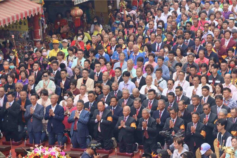 新港奉天宮周邊街道、巷弄湧進數萬信眾，廟裡、廟外全是人，信眾紛行三跪九叩禮，虔誠向媽祖祝壽。（圖／呂妍庭攝）