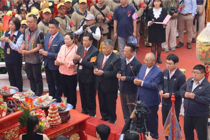 今大甲媽祝壽大典， 由大甲鎮瀾宮董事長顏清標、副董事長鄭銘坤、奉天宮董事長何達煌、嘉義縣長翁章梁及首度參與的花蓮縣長徐榛蔚，立委顏寬恒、陳冠廷、蔡易餘、新港鄉長葉孟龍等人擔任主祭官與陪祭官。（圖／呂妍庭攝）
