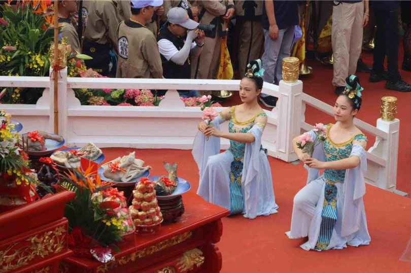 大甲鎮瀾宮媽祖9天8夜遶境進香，今（8日）一早8點重頭戲祝壽大典登場。（圖／呂妍庭攝）