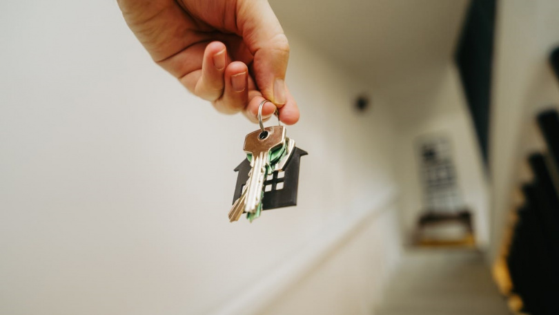 &nbsp; 原PO將手中的資金都投入買預售屋，還利用房子增貸買股票，沒想到意外轉到高雄工作，反而沒有多餘的錢買房，若現在賣掉其他地區的房子又會虧損，只能暫時租屋而居。（示意圖／取自Pexels）&nbsp;&nbsp;