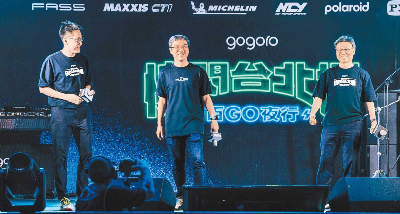 南山人壽董事長尹崇堯，同時也出任Gogoro董事，2024年11月首次以車主身分參與「快閃台北橋」活動，右為Gogoro董事長曾達夢。（圖／Gogoro提供）