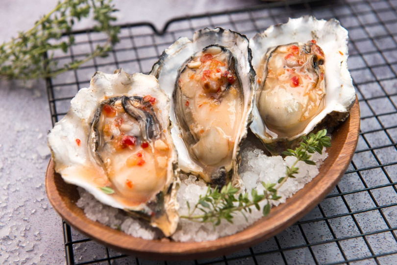 海港全品牌推出「生蠔季」，於午、晚餐時段供應鮮美肥嫩的日本兵庫縣及廣島生蠔料理。（圖／漢來美食提供）