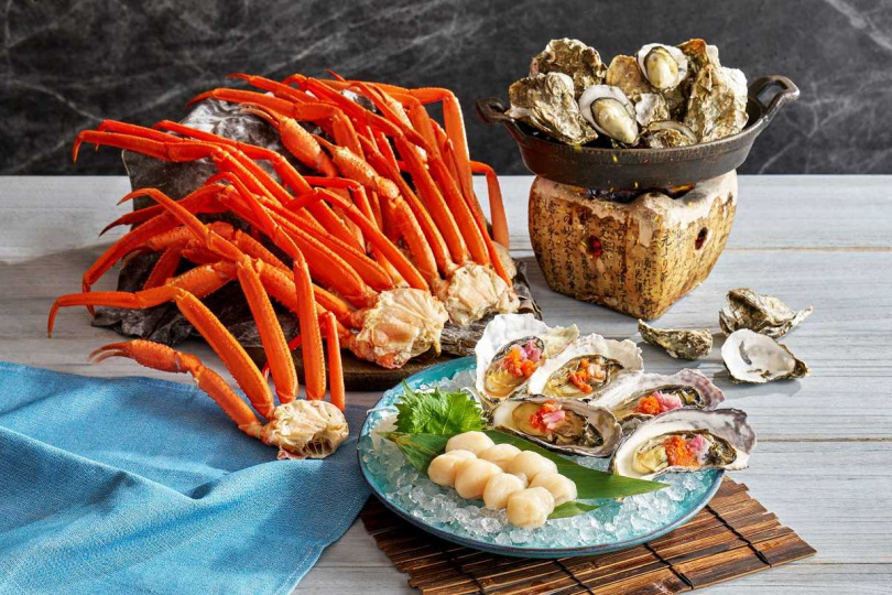 敘日6月起海鮮餐檯霸氣加碼，除平日的生食級干貝、蒸烤牡蠣吃到飽，假日再加享生蠔料理、鹽煎天使紅蝦、松葉蟹腳、雪蟹腳等無限供應。（圖／六福旅遊集團提供）