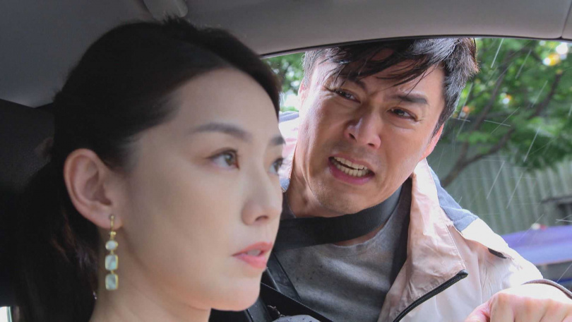 賴芊合負責開車踩油門，壓力爆表，咬牙拍完。（圖／民視）