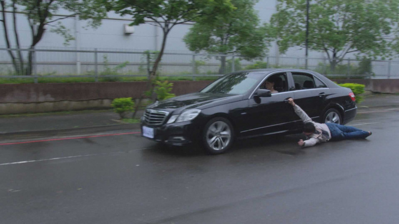 劉至翰《好運來》吊掛車窗外、表情痛苦的驚險瞬間。（圖／民視）