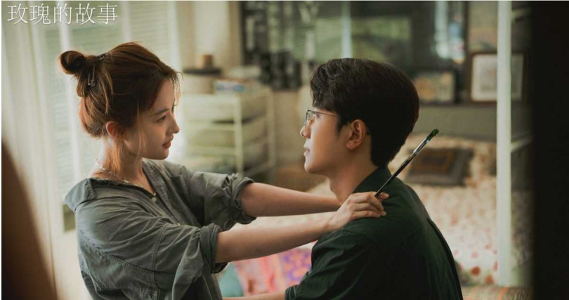 劉亦菲(左)詮釋對待初戀,與彭冠英對視眼神中藏不住熱戀。(圖/八大戲劇台)