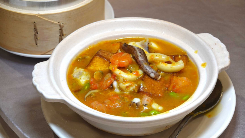 「蟹黃海鮮豆腐煲」。（260元，圖／易牙居提供）