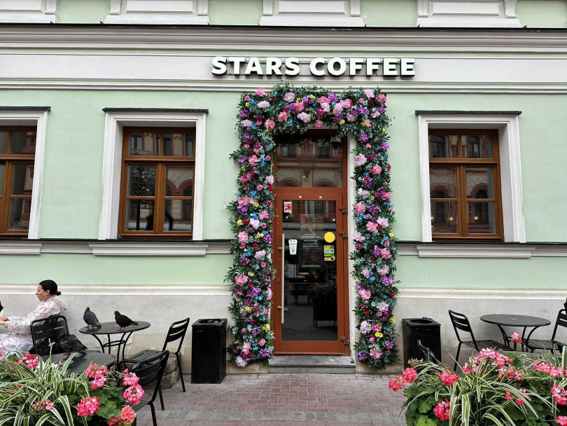 黃大米表示，「當星巴克退出俄羅斯後，當地自己創了STARS COFFEE，店內的裝潢跟星巴克差不多，咖啡口味也一樣喔。」（圖／翻攝自Facebook／黃大米）