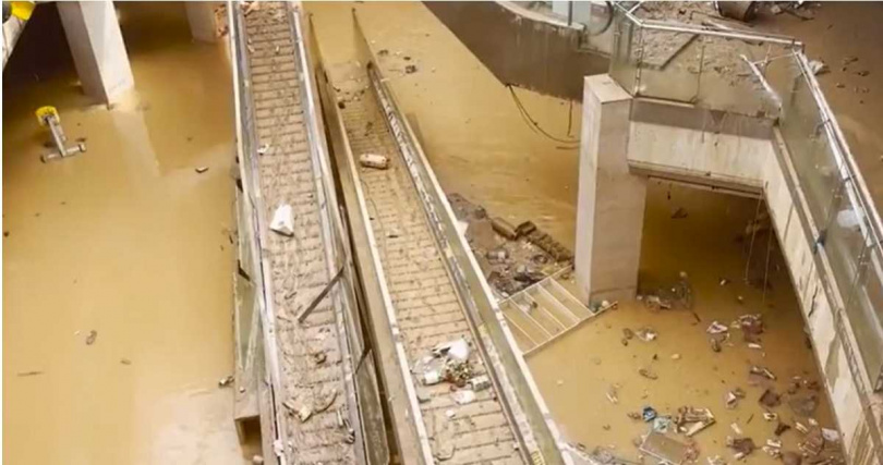 洪水退去後,地面全是淤泥及垃圾,現場放眼望去一片狼藉。(圖/擷取自微博)