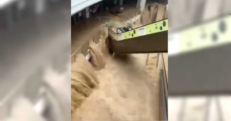 猛烈暴雨狂轟大陸貴州省,榕江縣最大商場「常馳廣場」遭大水吞噬,就連手扶梯也被淹成驚險刺激的滑水道,整座商場瞬間化身水上樂園。(圖/擷取自微博)