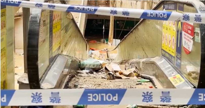 洪水退去後,地面全是淤泥及垃圾,現場放眼望去一片狼藉。(圖/擷取自微博)