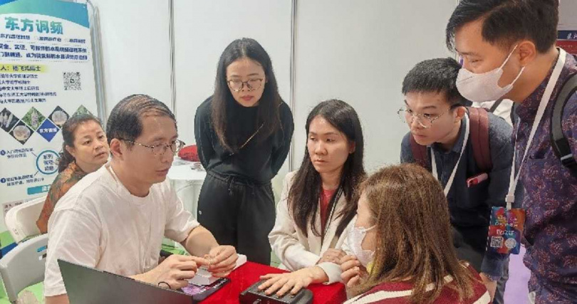 楊飛鴻老師致力幫助更多人,推廣身心靈療癒、能量轉化與命運調理(圖/洲美三王宮提供)。