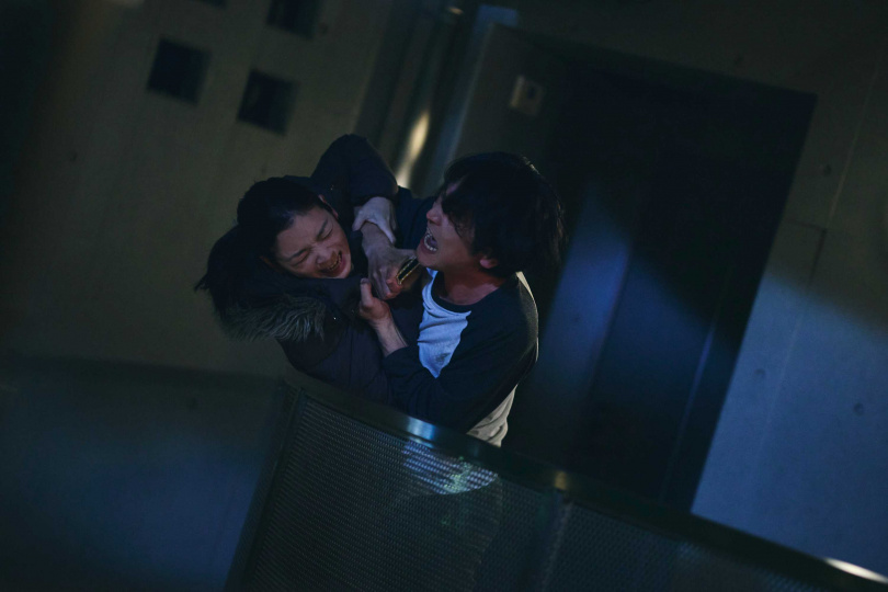 小芝風花（左）在激烈戲碼中完全不退縮。（圖／取自《和我老公結婚吧》X）