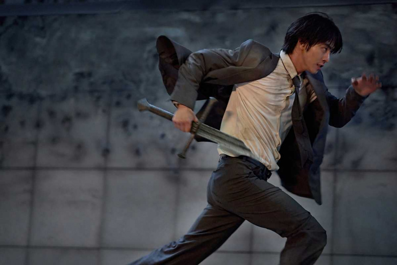 安孝燮有大量的奔跑戲，其中一場還要抱著小童星權恩成，很考驗體力。（圖／采昌國際多媒體提供）