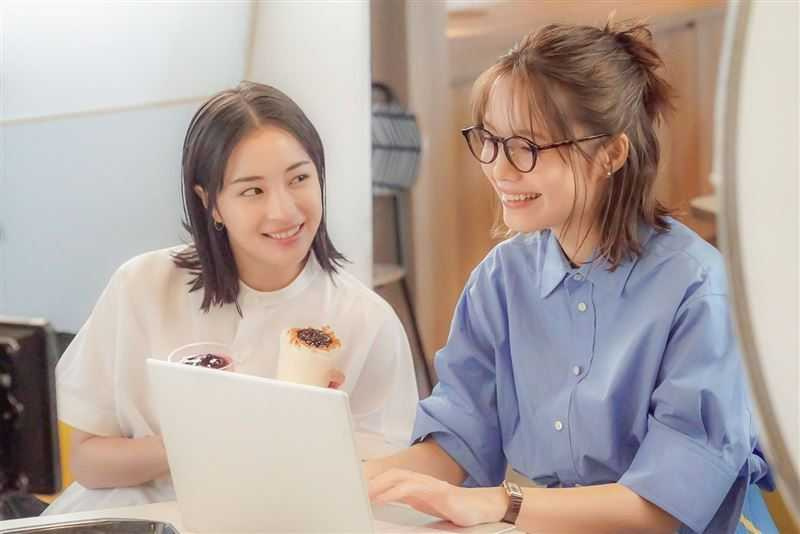 宮崎葵（右）最新廣告畫面曝光，產後纖腰依舊引發熱議（圖／翻攝自X）