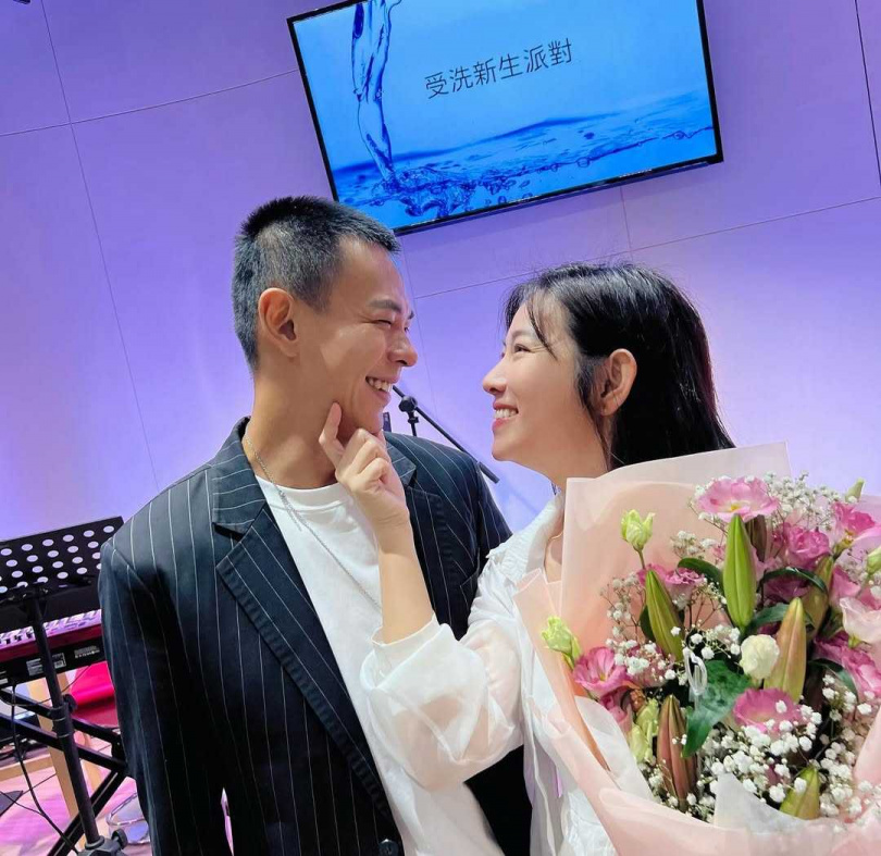 米可白（右）受孫綻影響受洗成為基督徒。（圖／翻攝IG／米可白）