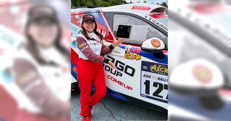 孫女跟車子合影。