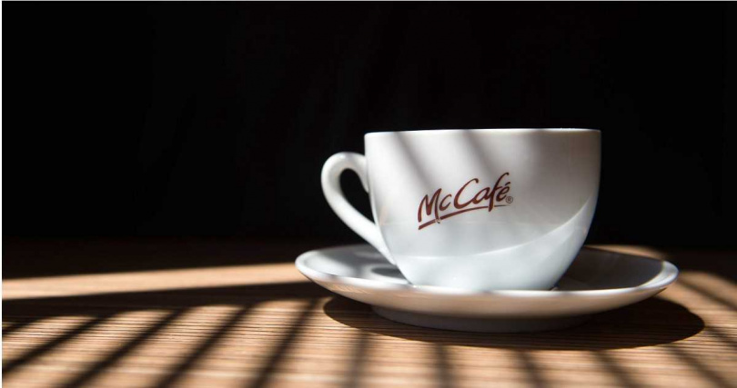 小杯拿鐵熱量約140大卡,蛋白質7公克,比含糖飲料更有飽足感。(圖/達志/美聯社)