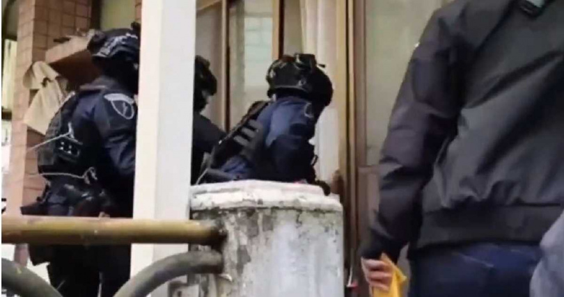 警方連日追查掌握毒品據點，今年4月會同霹靂小組進行攻堅行動，逮捕熟睡中的吳姓犯嫌。（圖／翻攝畫面）