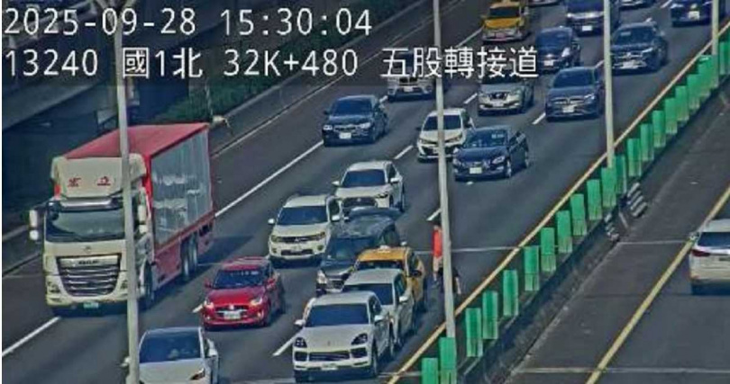 今天下午3時30分國1南向32.2公里發生4小車追撞事故占用內側車道，造成回堵3公里。（圖／高公局提供）