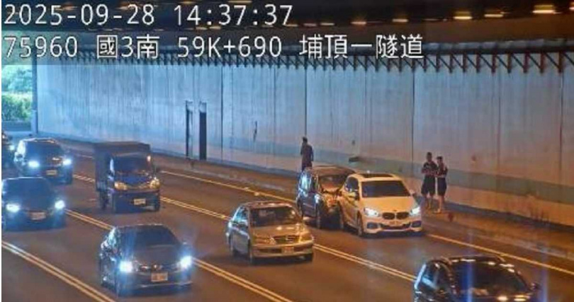 今天下午2時37分國3南向59.5公里發生2小車追撞事故占用內線車道，造成回堵5公里。（圖／高公局提供）