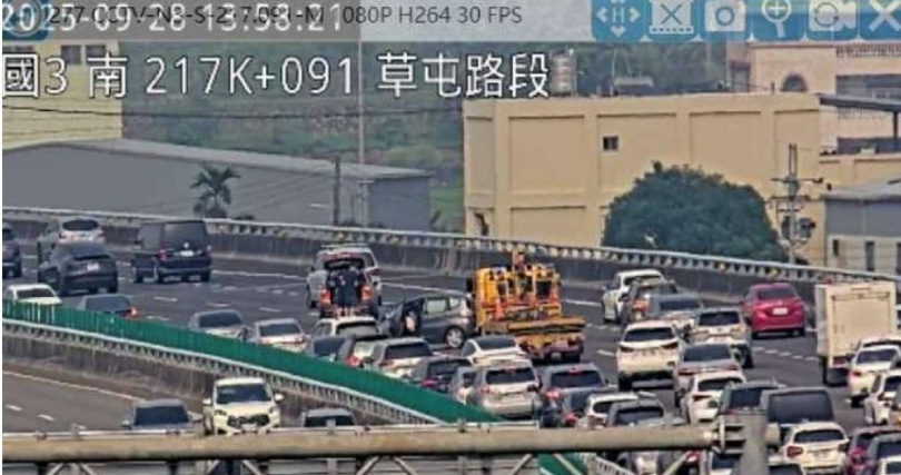 今天下午1時57分國3北向216.2公里發生2小客車追撞事故占中線車道，造成回堵3公里。（圖／高公局提供）