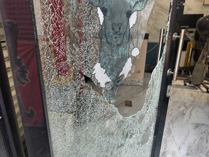 新莊某髮廊遭竊，玻璃大門遭砸近乎全毀。（圖／翻攝畫面）