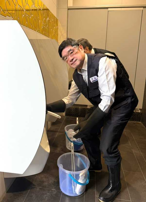 台灣中油副總經理羅博童帶頭清洗廁所。(圖片提供/中油)