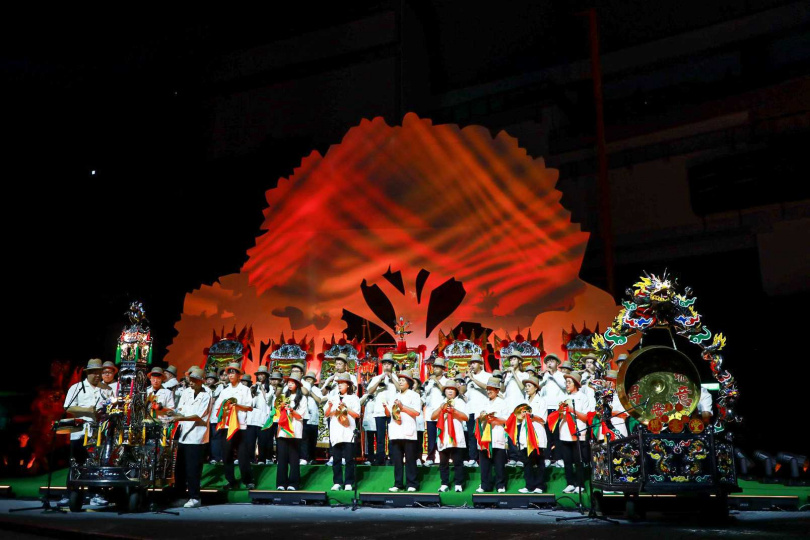 演唱〈廟會〉時，特別以基隆三坑得意堂北管搭配神轎及12尊神將齊舞開場，將熱鬧的廟埕景象搬進大巨蛋。（圖／中華音樂人交流協會提供）