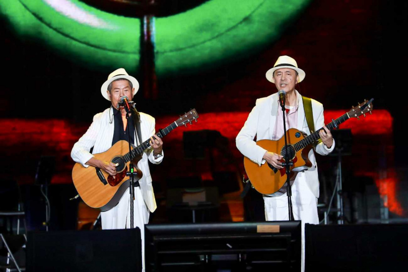 清清楚楚二重唱登大巨蛋演唱主題曲〈五十年〉。（圖／中華音樂人交流協會提供）