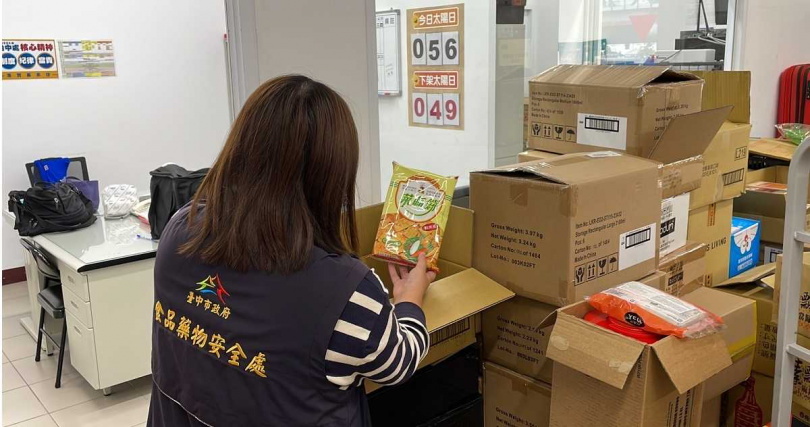 保欣公司是台灣最大香料進口商之一,其辣椒粉被製成菜脯餅等多項零食,多項產品在蘇丹紅風波時也被緊急下架。(圖/台中市府提供)