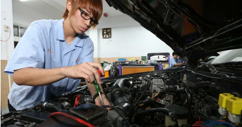 汽車技術隨時代快速演進，教育現場亟需培養學生原文識讀能力，如今教科書出現多處錯誤，恐從基礎知識層面就誤導學生技術認知。（圖／報系資料照）