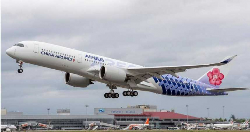 華航宣布，2025年年終獎金平均約9.7個月底薪，並規劃2026年平均調薪3%。（圖／華航提供）