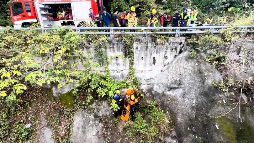 轎車失控翻飛墜20公尺深谷，消防1.5小時救援。（圖 ／翻攝畫面）