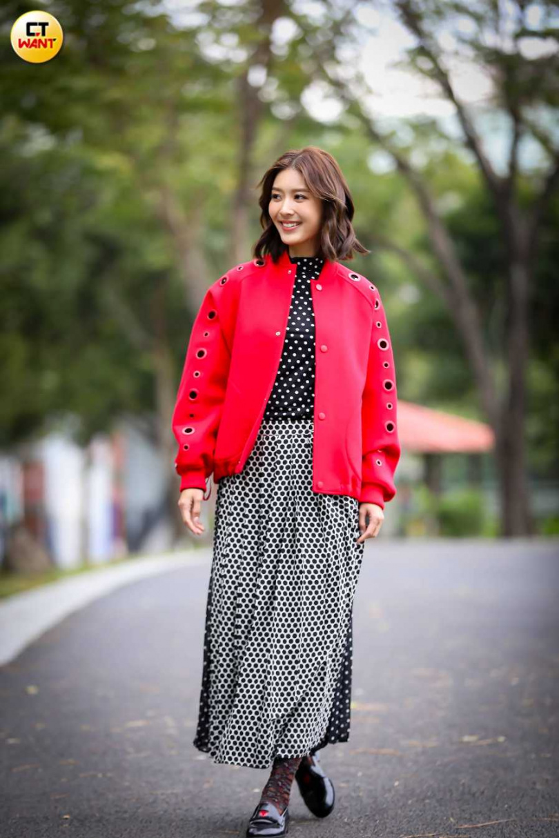 余香凝很重視節慶習俗，過年會帶女兒做年糕說吉祥話。（圖／侯世駿攝）