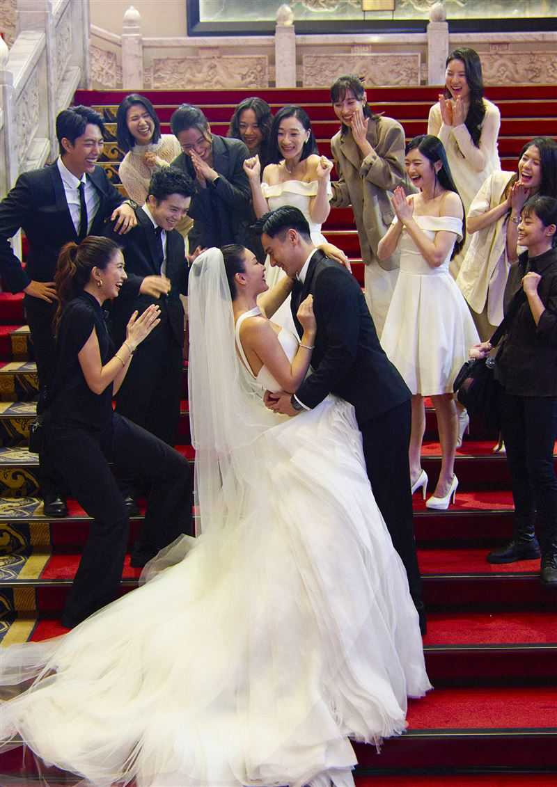 劉冠廷在《雙囍》中為了應付離異父母而在一天辦兩場婚禮，卻忽略了余香凝飾演的新娘的感受。（圖／水花電影提供）