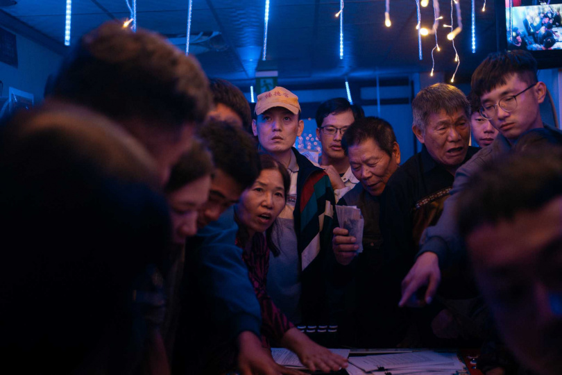 春風（黃色鴨舌帽）在《死亡賭局》中發現家鄉竟將人命標價還成為賭局，相當震撼。（圖／英傑哆影業提供）