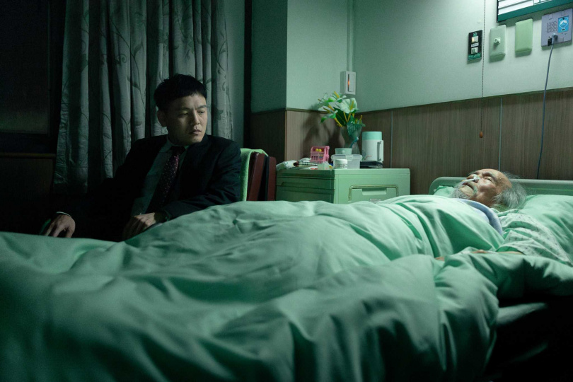 春風在《死亡賭局》中面臨父親生死與金錢掛鉤的抉擇。（圖／英傑哆影業提供）