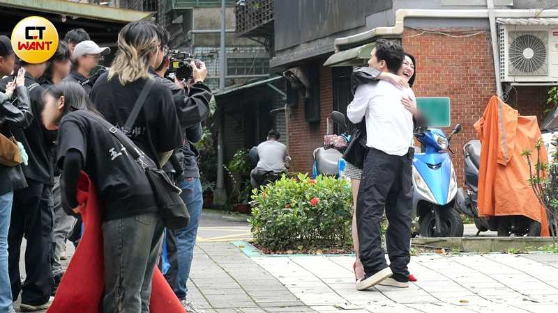小S和派翠克結束拍攝工作後真誠相擁。（圖／本刊攝影組）