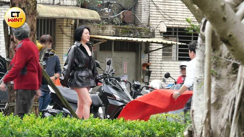 派翠克一邊鋪紅毯、小S這邊慢動作緩緩下車，性感地踏上紅毯宣告回歸。（圖／本刊攝影組）