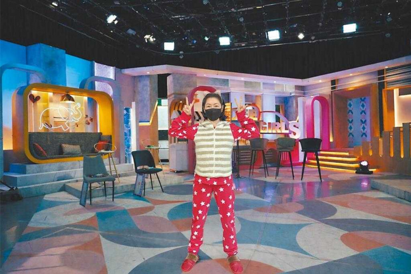 小S日前在社群PO出進棚照，B2解釋其實是自己透過AI合成。（圖／東森提供）