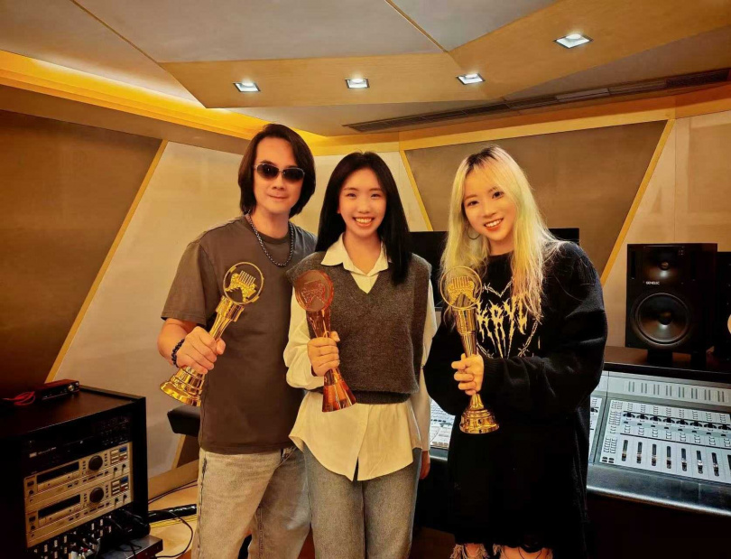 陳建寧十分看好劉恩君。(圖/金牌娛樂/ 無限延伸音樂提供 )