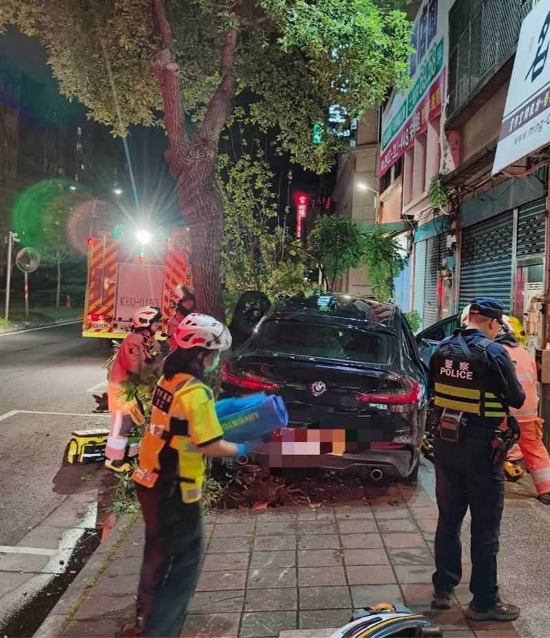 駕駛突暴衝上人行道。（圖／翻攝畫面）